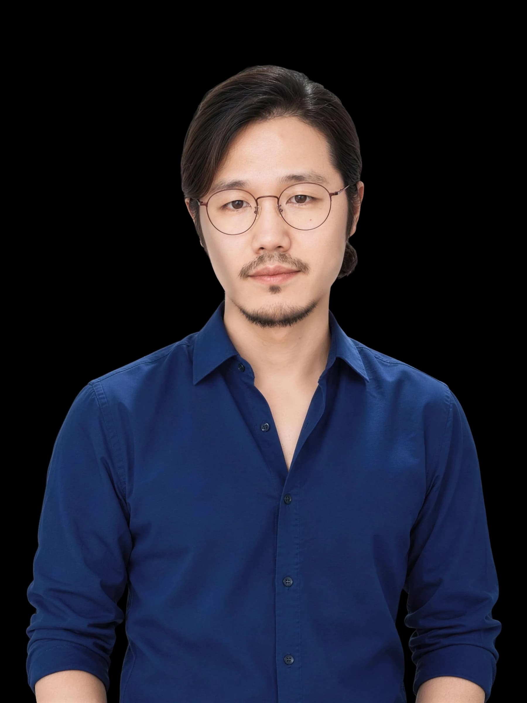 탱탱소프트 대표 전재만 — 안경을 쓰고 파란 셔츠를 입은 정면 상반신 사진