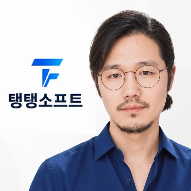탱탱소프트 로고와 대표 전재만의 프로필 사진 — 안경을 쓰고 파란 셔츠를 입은 상반신